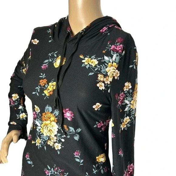 NWT  SM & MED 🇨🇦 women s black hoodie. With colorful flowers,super lightweight - Picture 4 of 9
